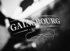 Logo de la brasserie Gainsbourg en noir et blanc apposé sur la porte d'entrée