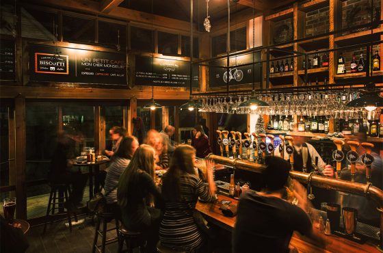 Comptoir bar festif avec une ambiance de fin de soirée.