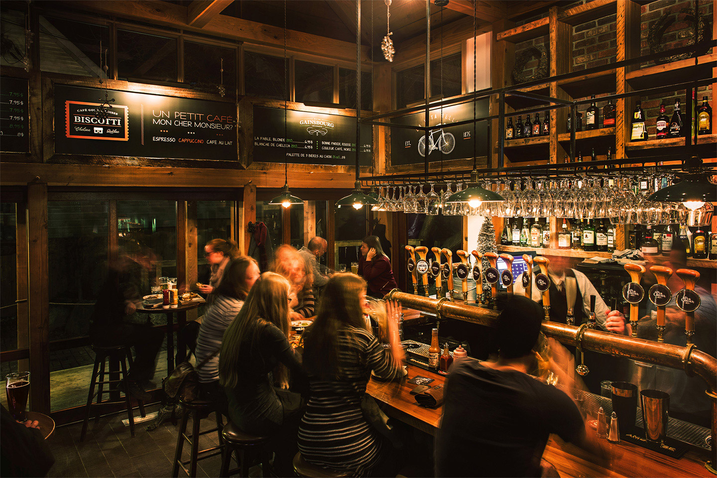 Comptoir bar festif avec une ambiance de fin de soirée.