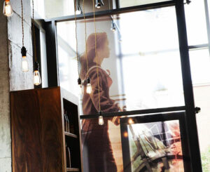 on aperçoit la vitrine de l'entrée avec une image en transparence sur une paroi vitrée