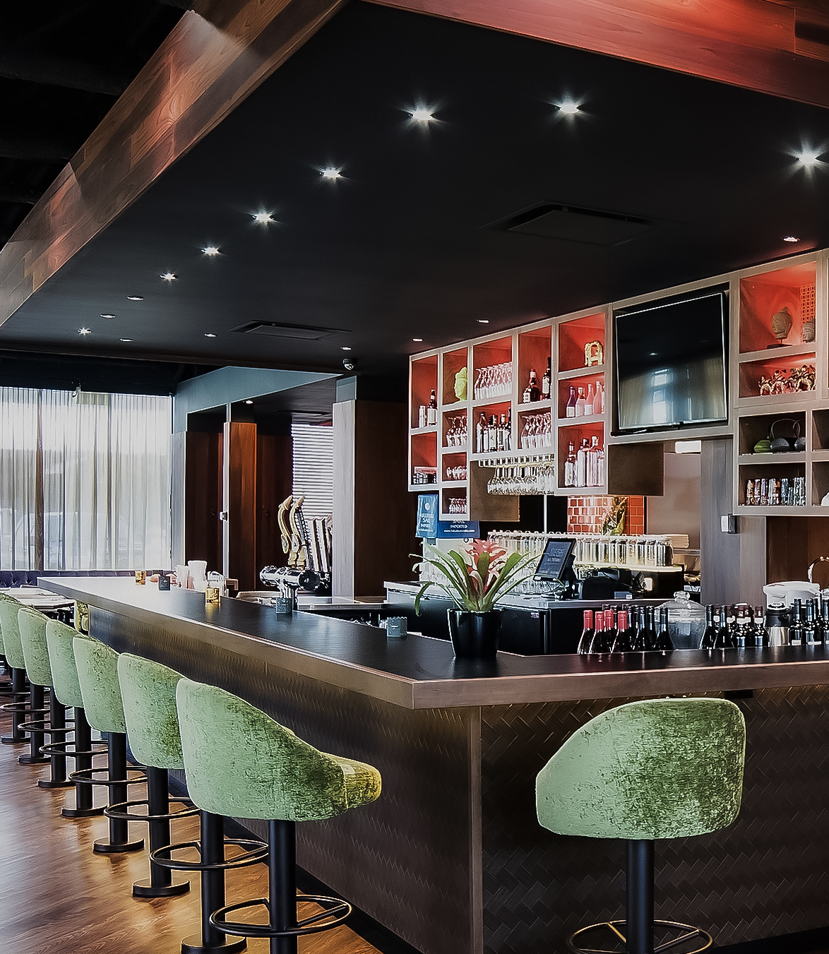 Comptoir bar-service avec des tabourets en velours vert