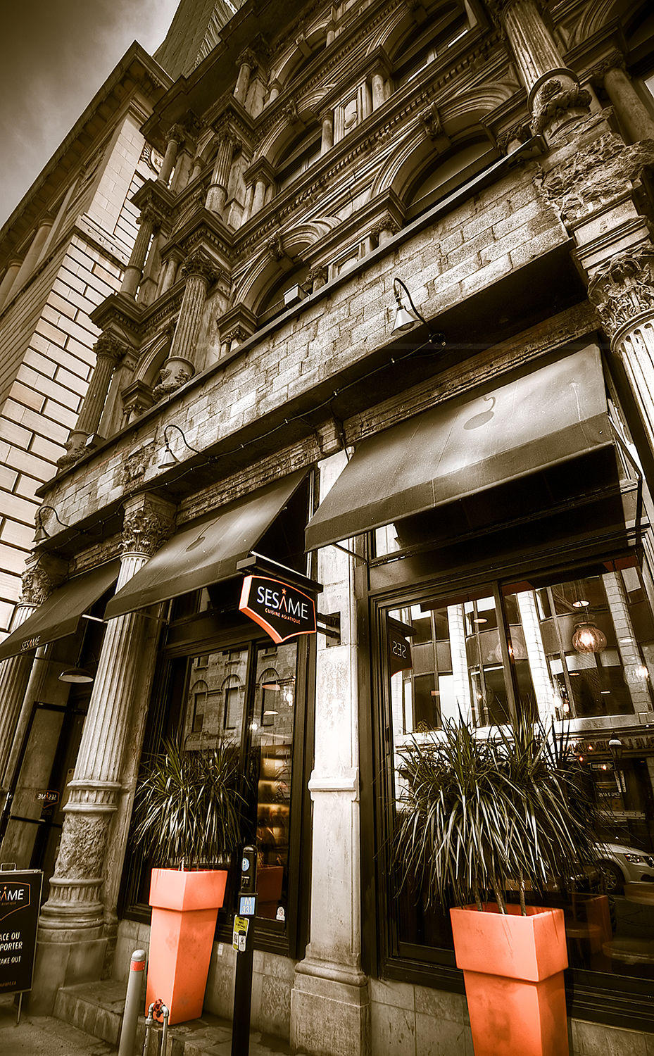 Facade d'un restaurant SESAME dans le Vieux-Montréal, situé dans un édifice patrimoniale