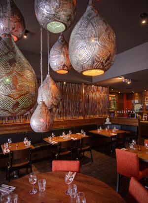 restaurant asiatique avec des luminaires métallique et un mur de bambou