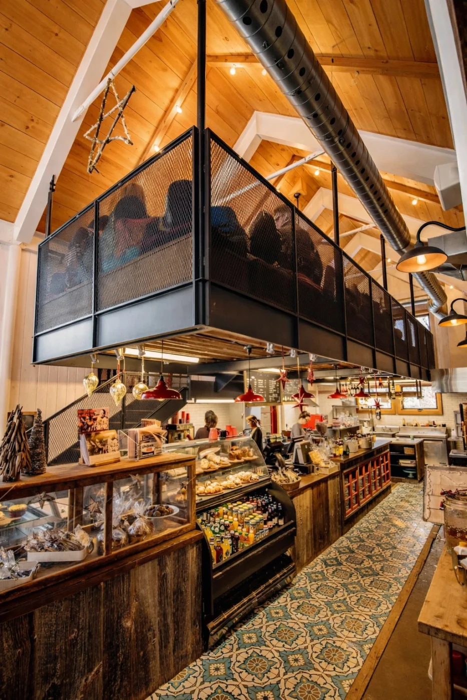 Aménagement intérieur de Biscotti & Cie à Chelsea : mezzanine industrielle, comptoir de service et design rustique par Dany Perron