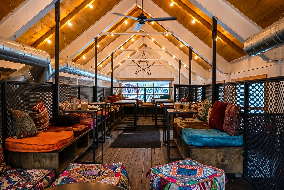 Design d'intérieur de la mezzanine du restaurant Biscotti & Cie à Chelsea, aménagement de style rustique-moderne par Dany Perron