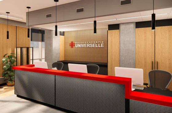 Réception moderne de clinique avec comptoir graphique noir et rouge, mur en lattes de bois avec logo Physiothérapie Universelle, design commercial épure