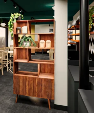 Meuble rangement cafe style mid-century en bois massif avec pattes inclinees, compartiments ouverts, produits cafe Lavazza, plantes decoratives vertes