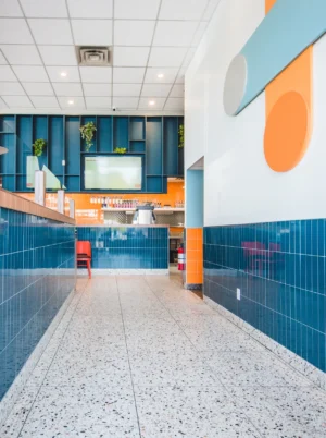 design de restaurant avec céramique rectangulaire bleu et plancher en carreaux 24x24 beige