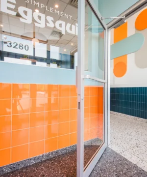 Comptoir de réception en carrelage bleu design avec finition en staff pour un restaurant ou un hôtel.